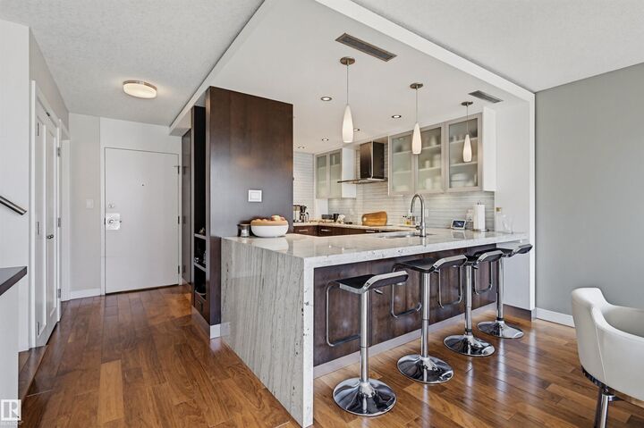 Property Photo: 10045 118 Street NW 806 AB T5K 2K2
