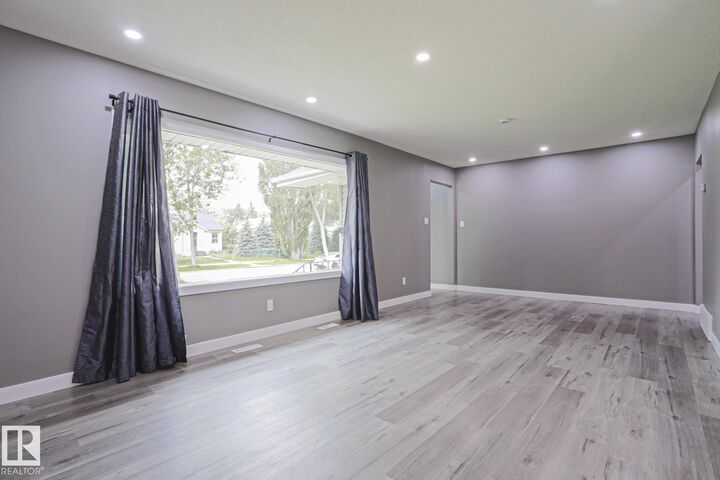 Photo de la propriété:  11211 104 Street NW  AB T5G 2K6 