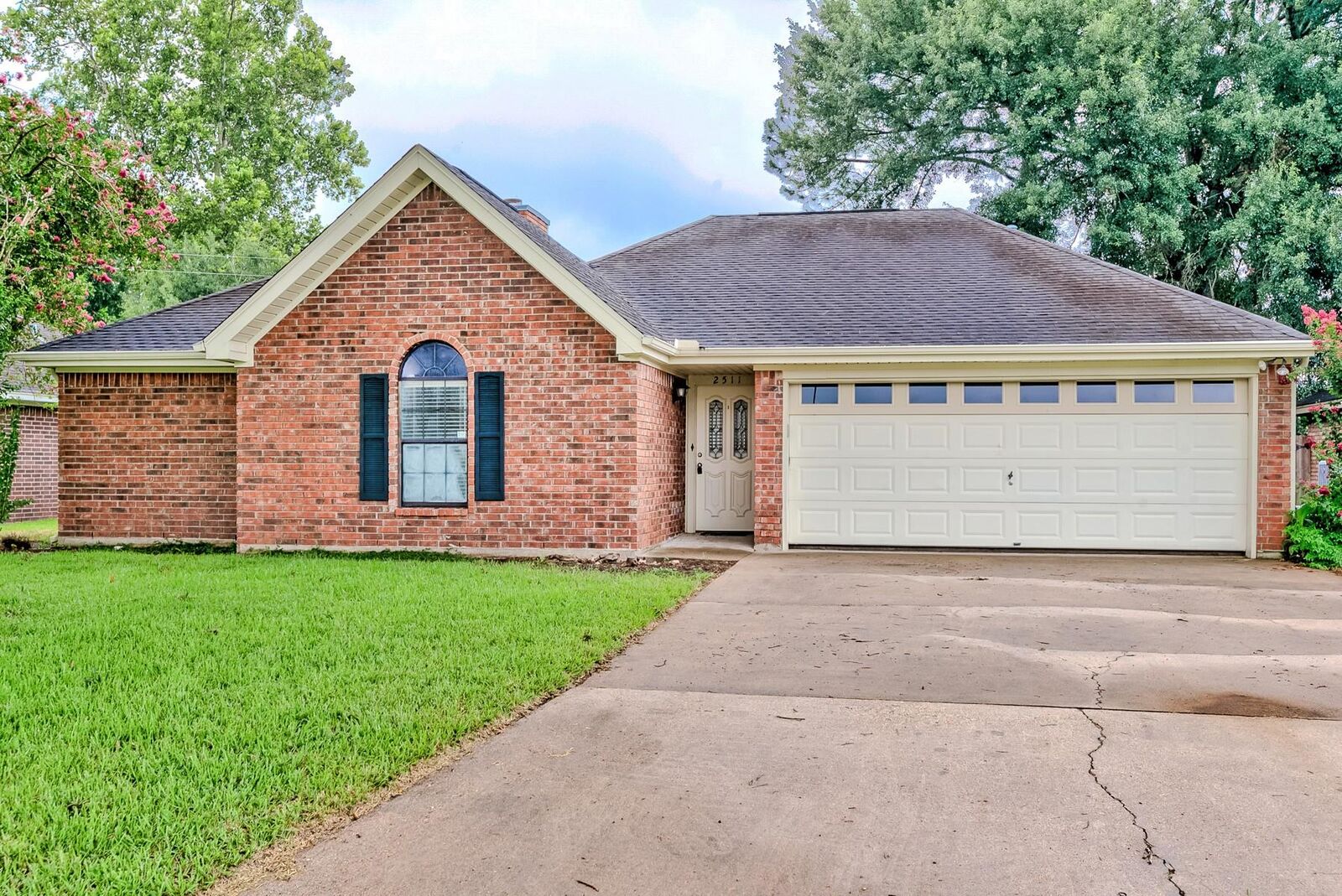 Property Photo: 2511 Nashville Avenue TX 77627