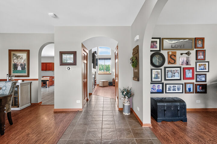Property Photo:  929 Oxford Court  IL 60140 