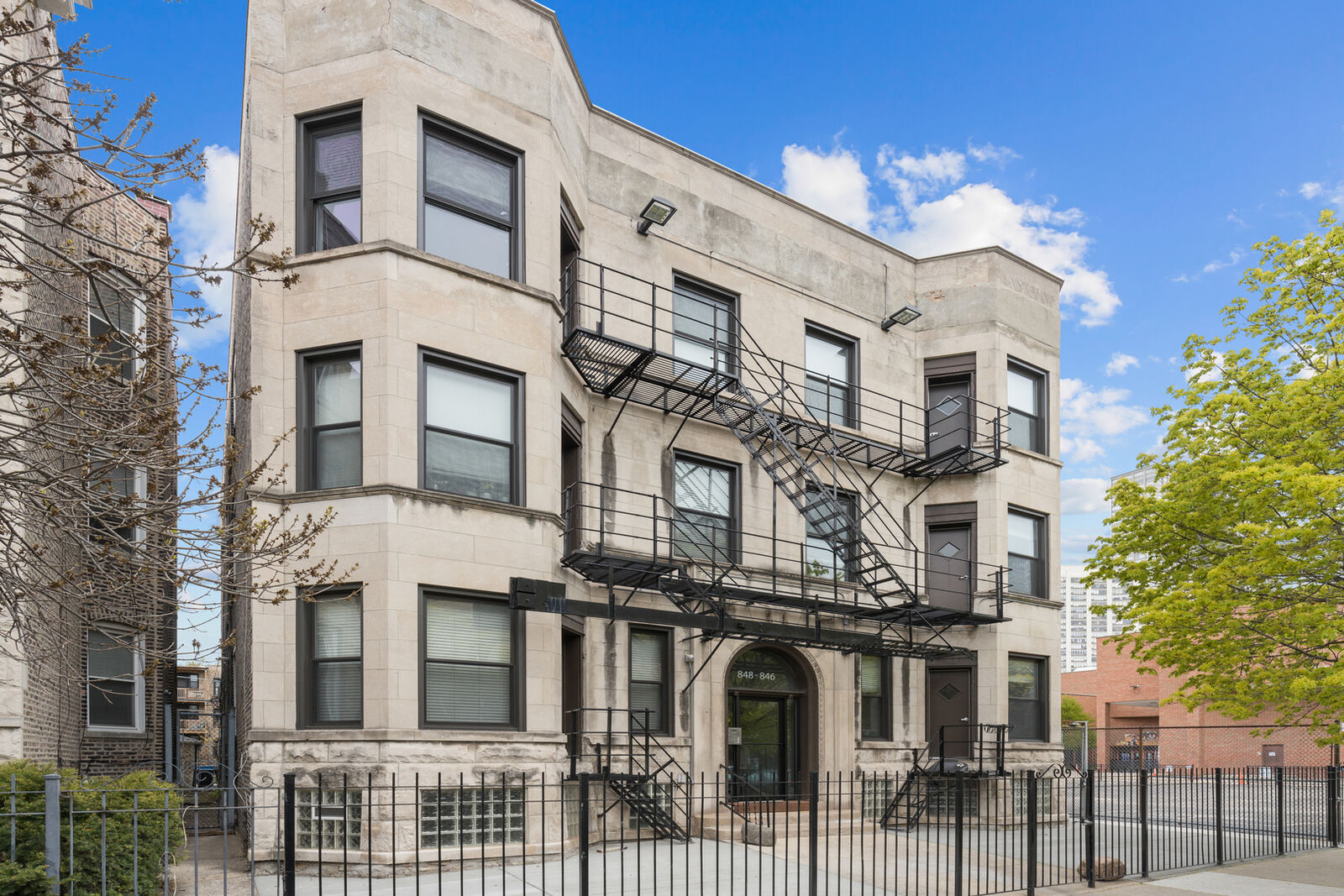 Property Photo:  846 W Sheridan Road 1F  IL 60613 