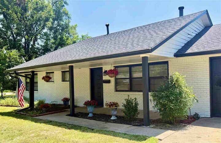 Property Photo:  903 Robin Road  OK 74631 