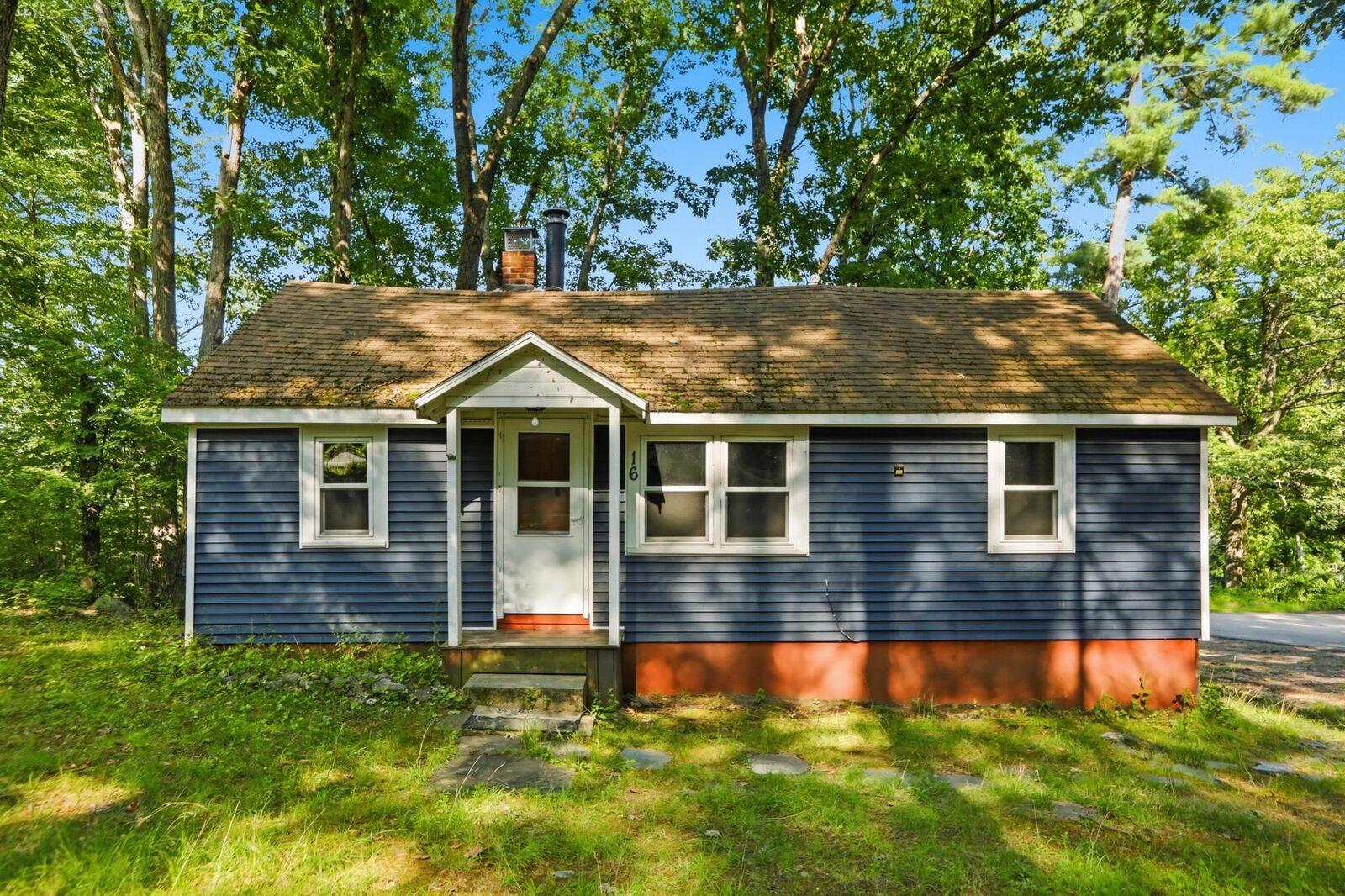 Property Photo:  16 Hillside Avenue  NH 03031-1840 