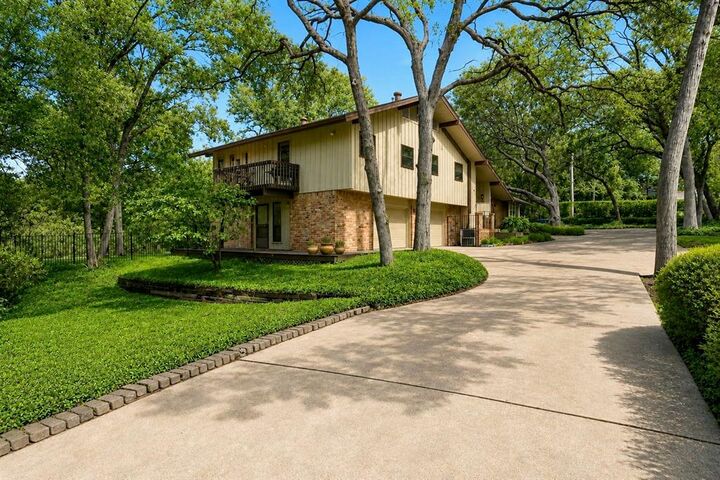 Property Photo:  711 Monssen Parkway  TX 75224 