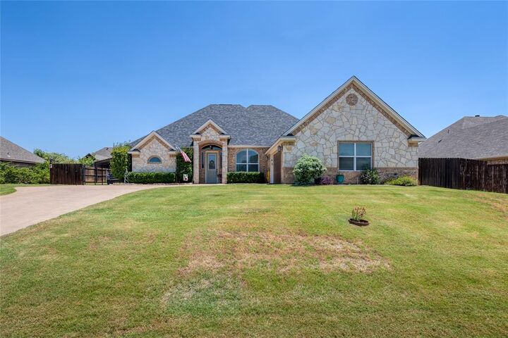 Property Photo: 2821 Willow Ridge Circle TX 76049