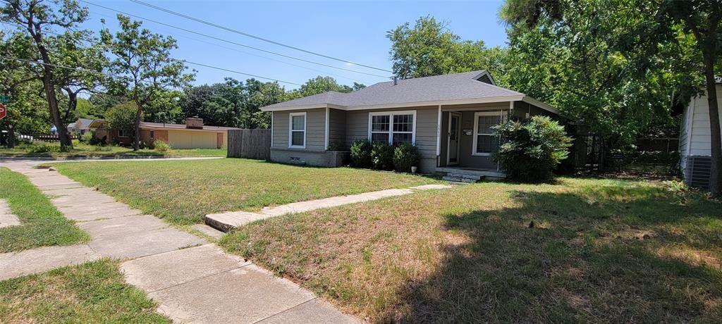 Property Photo: 6840 Van Natta Lane TX 76112