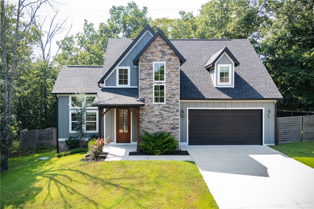 Property Photo:  2 Rettendon Lane  AR 72714 