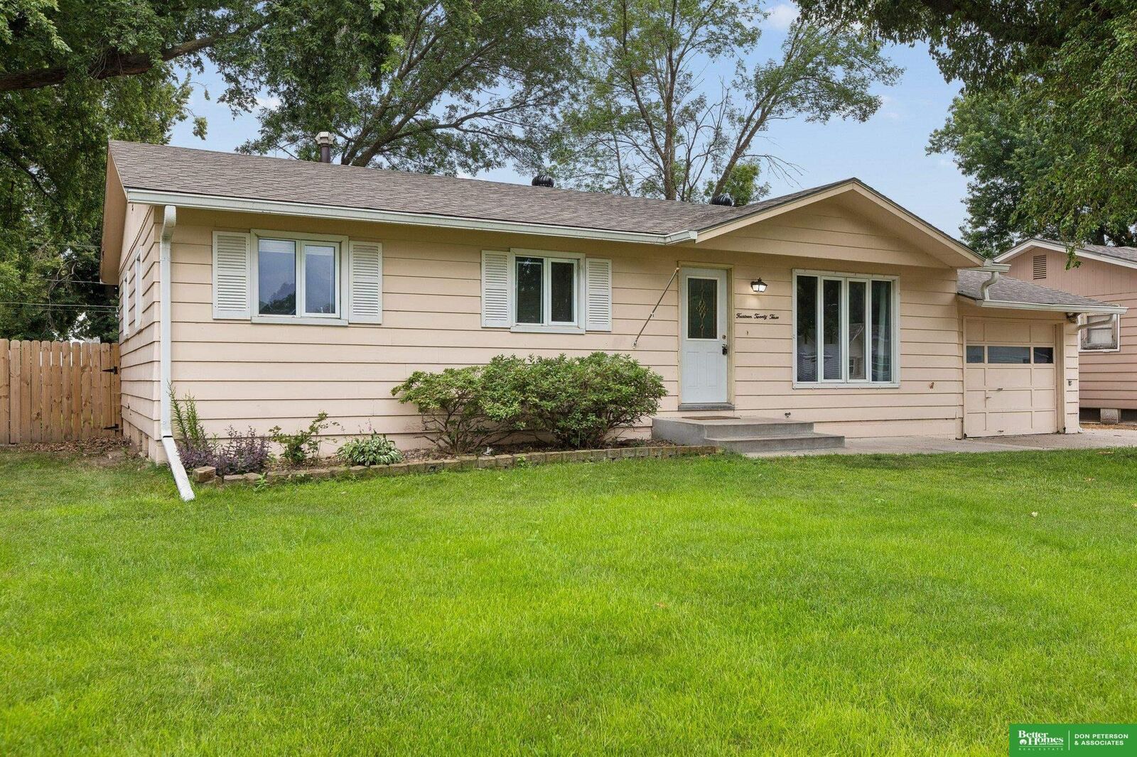Property Photo: 1423 W 10th Street NE 68025