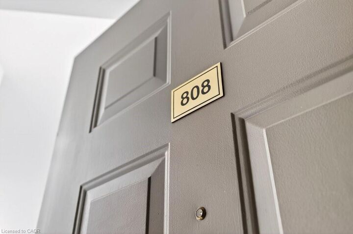 Property Photo: 5070 Pinedale Avenue 808 ON L7L 5V6