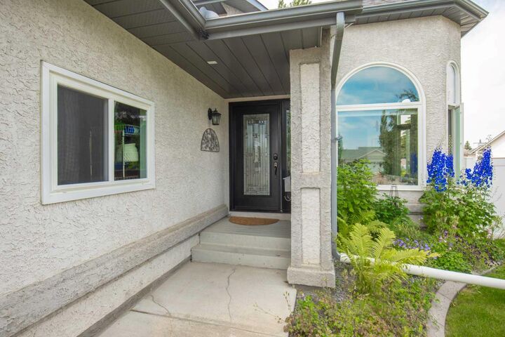 Property Photo: 5933 45 Street Crescent Street Crescent AB T4G 1L4