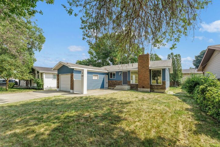 729 3 Street NW — photo 1