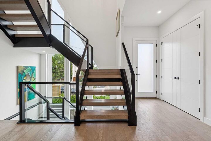 Property Photo:  2435 29 Avenue SW  AB T2T 1P1 