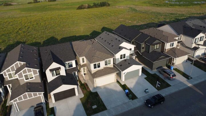 143 Belvedere Crescent SE — photo 1