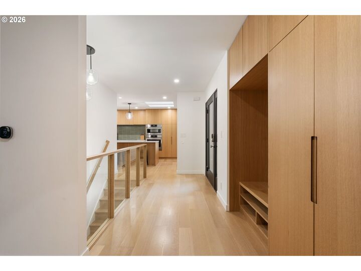 Property Photo: 3868 SW Bridlemile Ln OR 97221