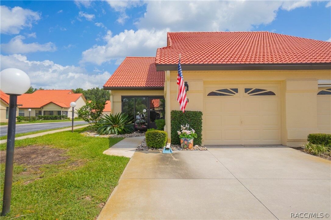 Property Photo:  2022 Forest Drive  FL 34453 