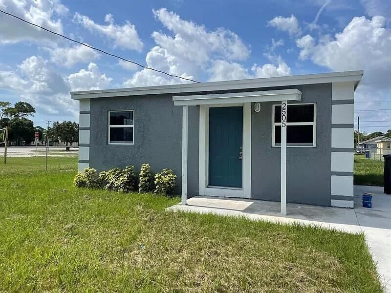 Property Photo:  2505 Avenue L  FL 34947 
