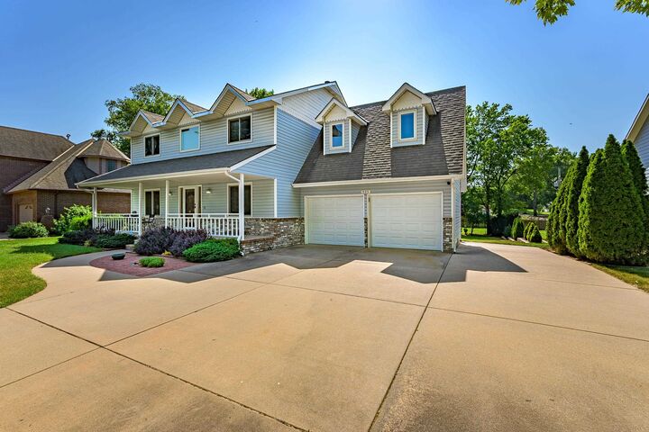 Property Photo:  925 S Honeybrook Ln  KS 67037-3621 