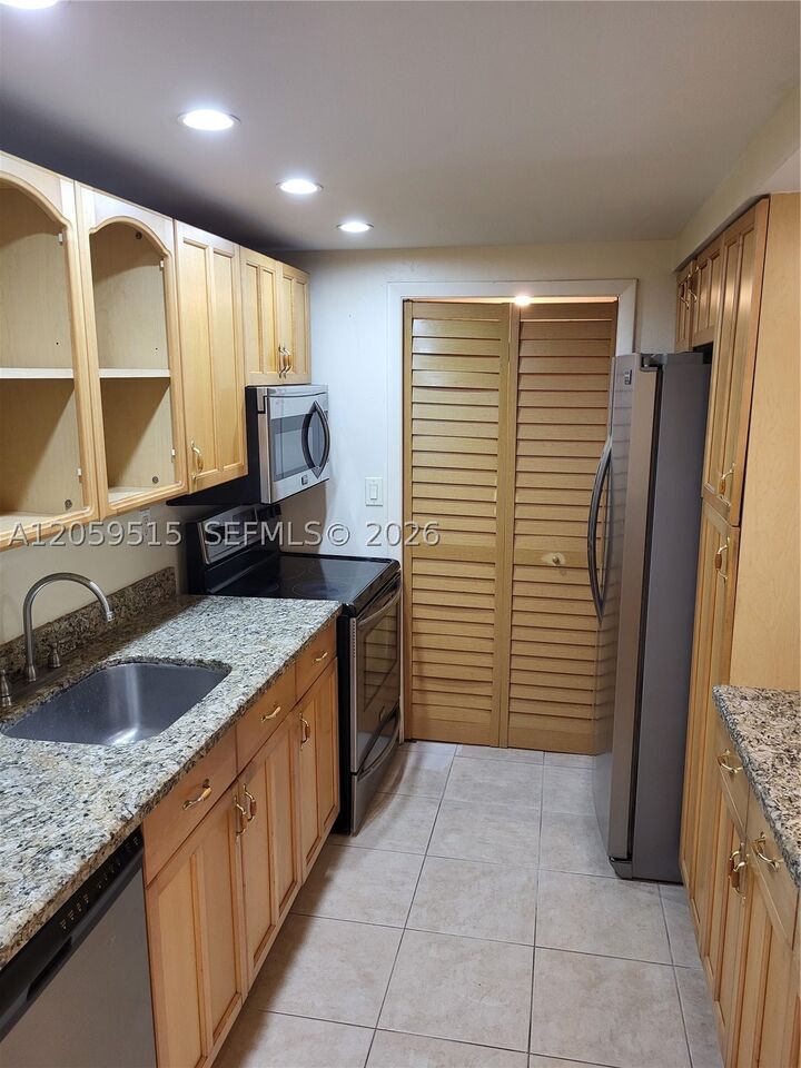Property Photo:  230 Lakeview Dr 207  FL 33326 
