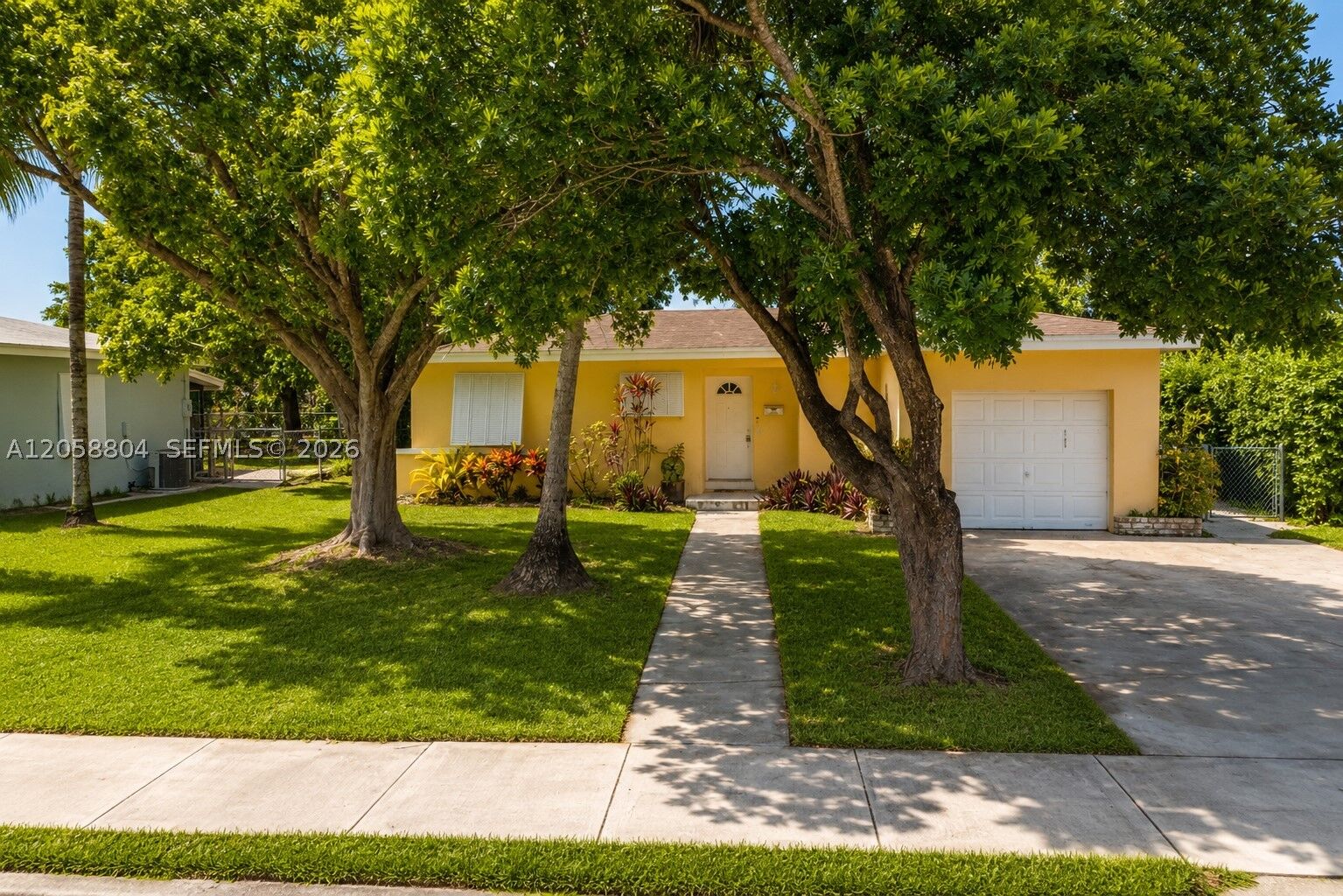 Property Photo: 948 NW 9th Ct FL 33030