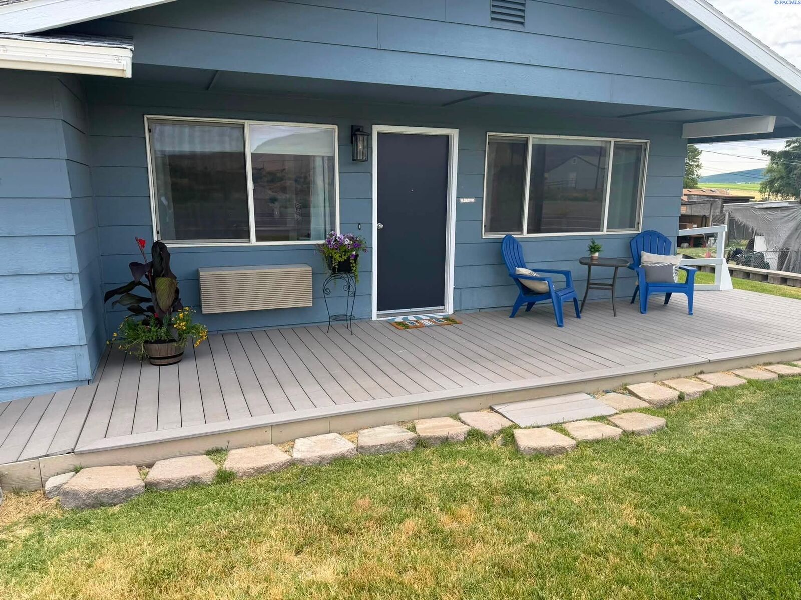 Property Photo: 1114 Horne Dr WA 99320