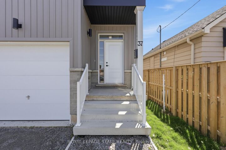 Property Photo:  37 Delena Avenue S  ON L9H 1B7 