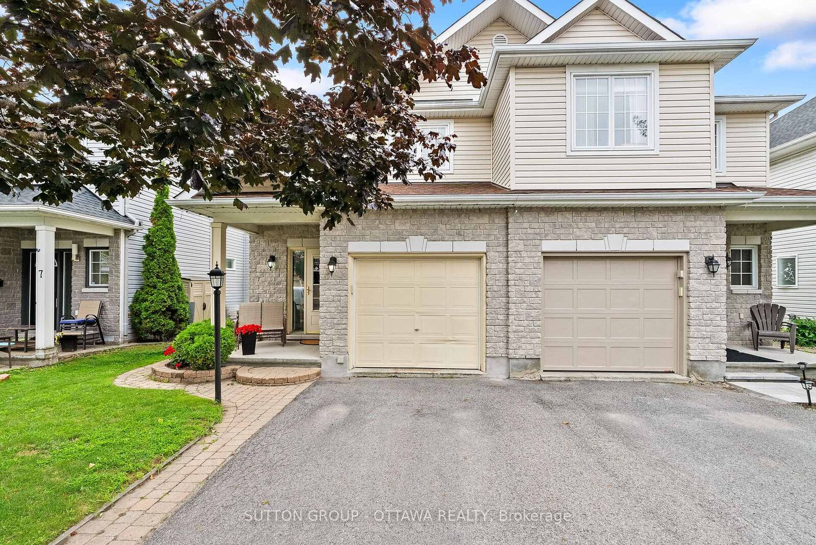 Property Photo: 9 Alameda Way ON K2J 4Z3