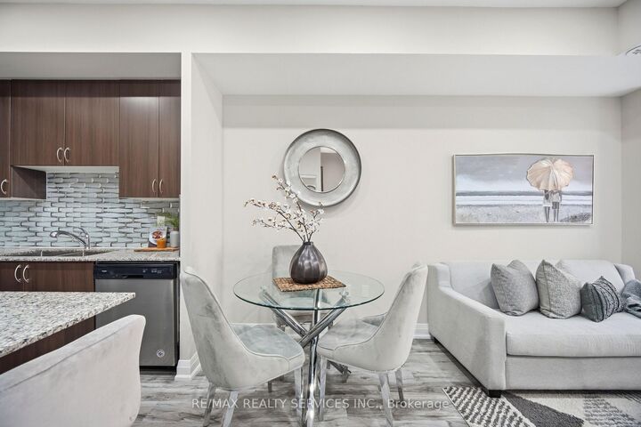 Property Photo:  26 Coles Avenue 302  ON L4L 0J1 