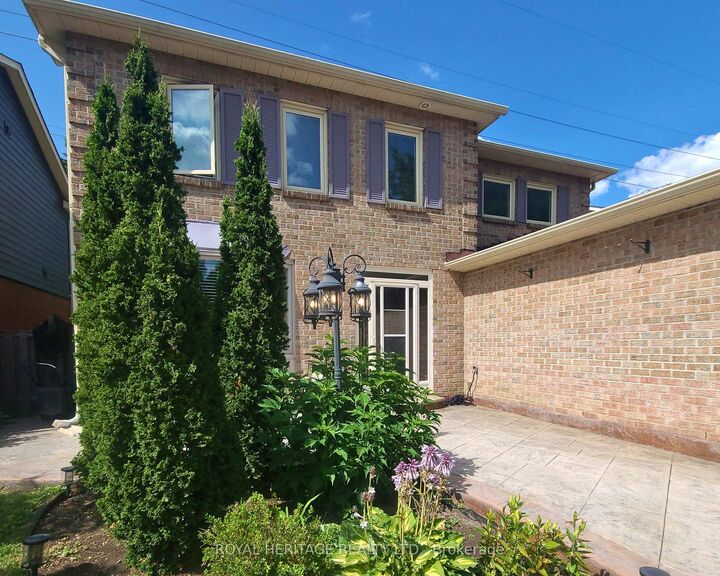 Property Photo:  1221 Fieldstone Circle  ON L1X 1B9 