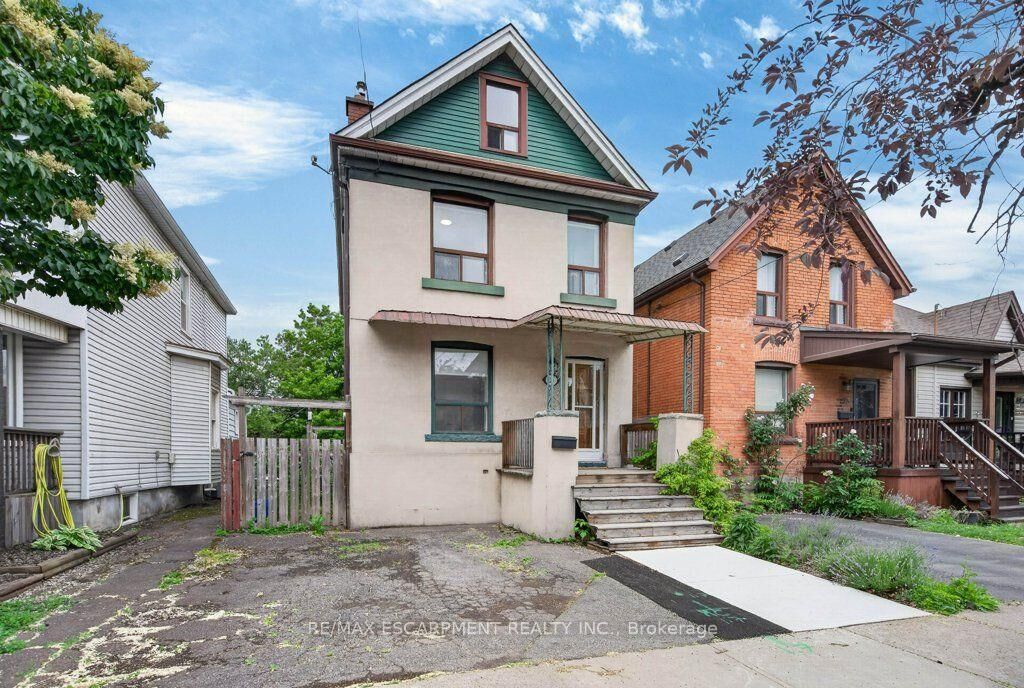 Property Photo: 21 East Bend Avenue N ON L8L 7E1