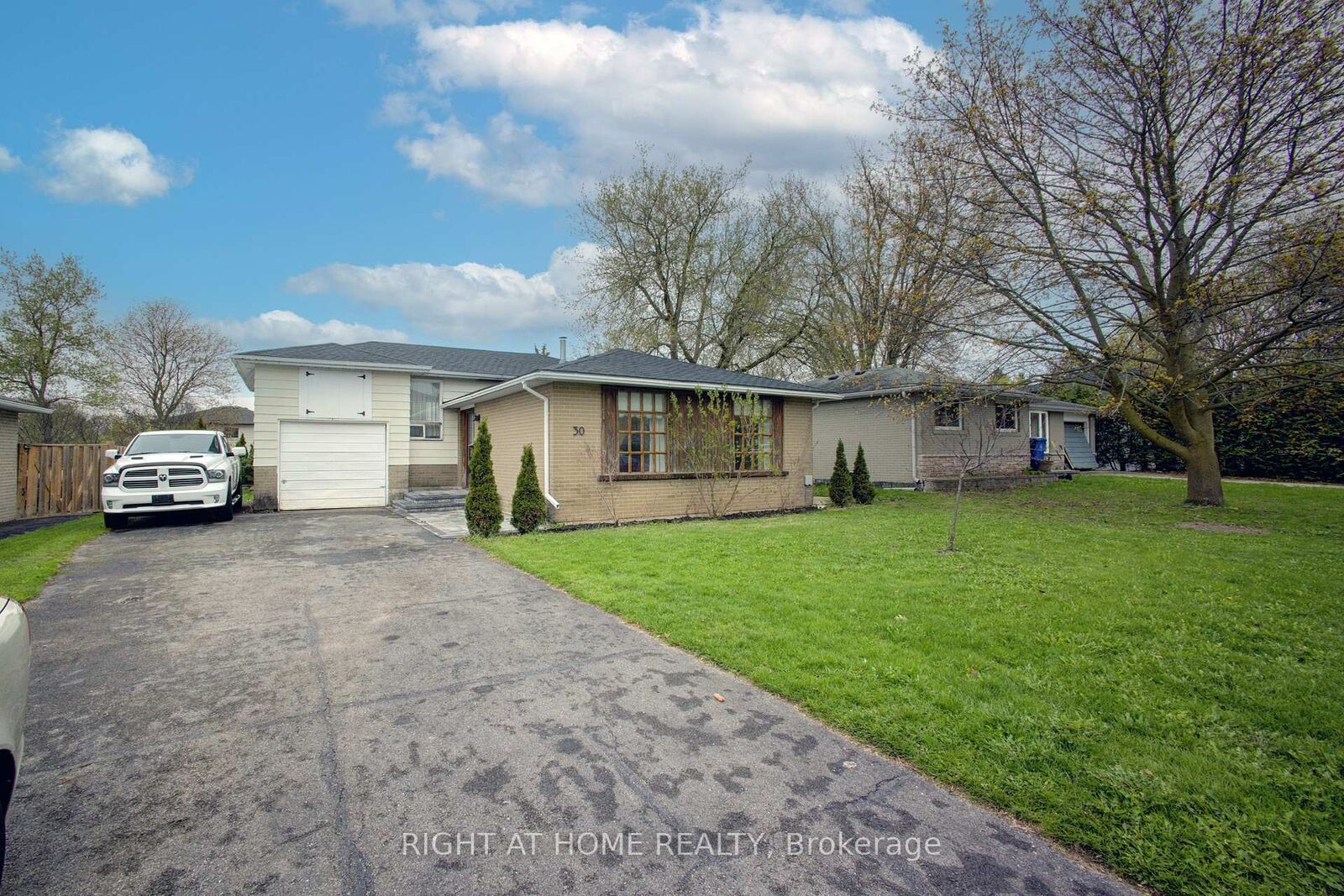 Property Photo:  30 Parkview Drive  ON L9W 1T3 