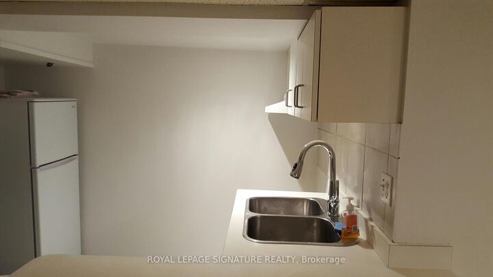 Property Photo: 27 Hillsboro Avenue Unit Lower 1 ON M5R 1S6