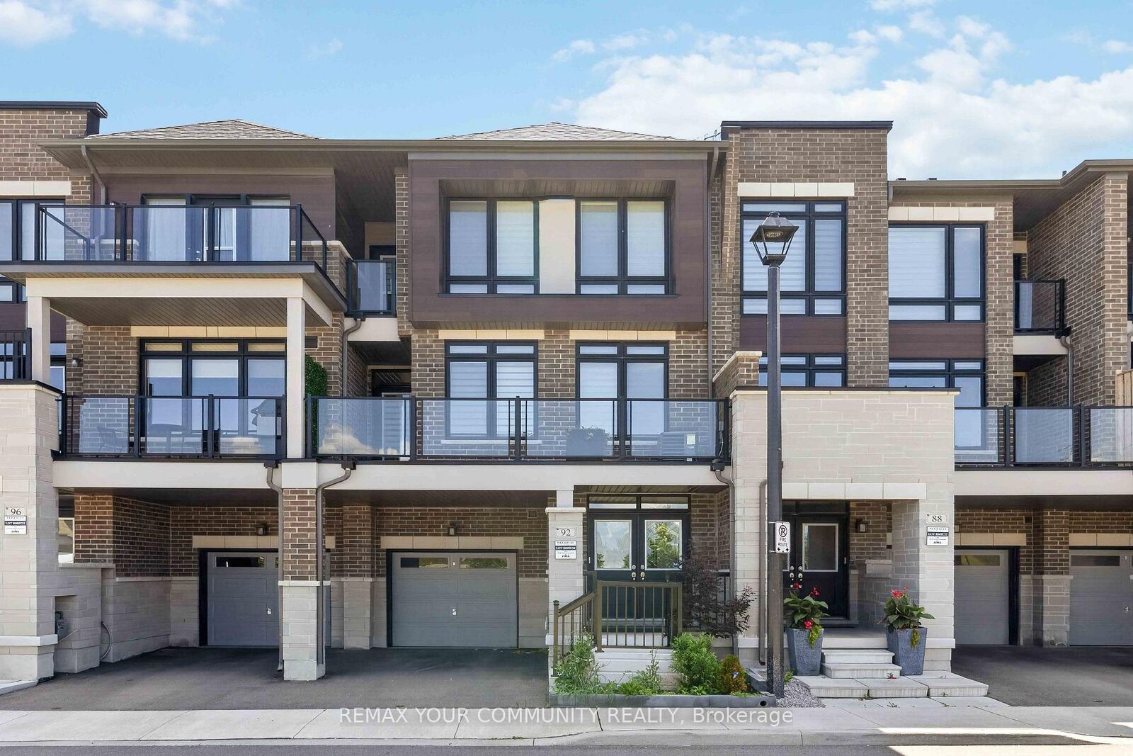 Property Photo:  92 Holyrood Crescent  ON L4H 5G2 