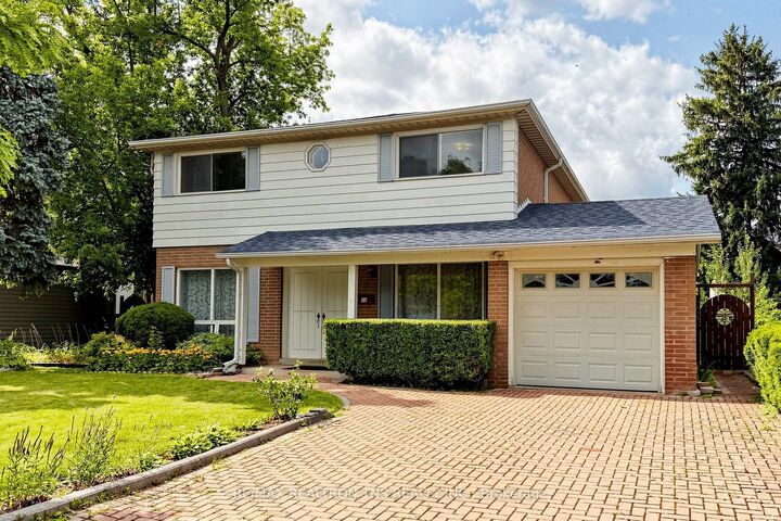 Property Photo:  18 Lisburn Crescent  ON M2J 2Z5 