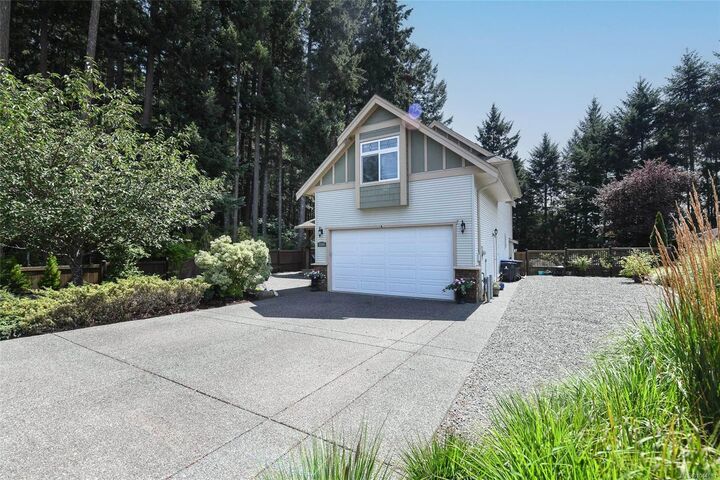 Photo de la propriété:  2343 Tutor Dr  BC V9M 0A7 