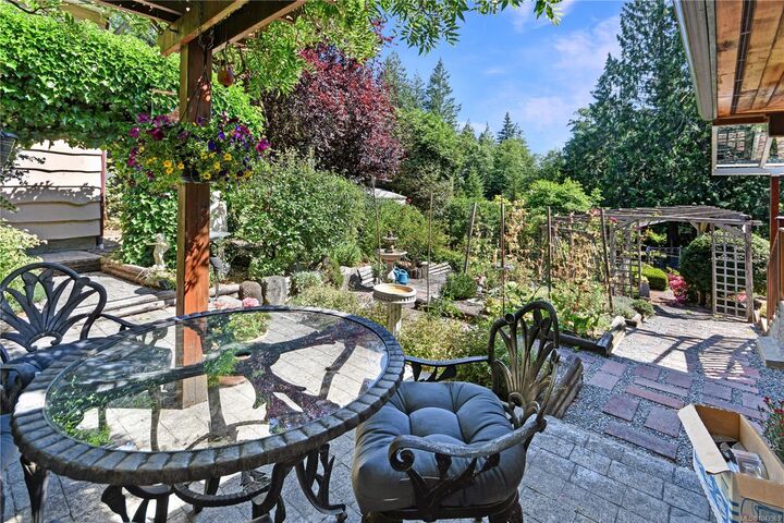 Property Photo: 697 Crestwood Rd BC V0R 1X4