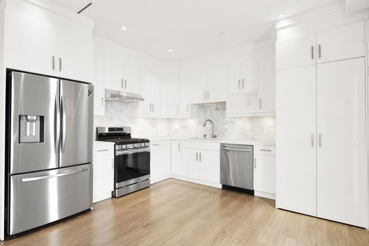 Property Photo:  3128 Kings Avenue  BC V5R 4T4 