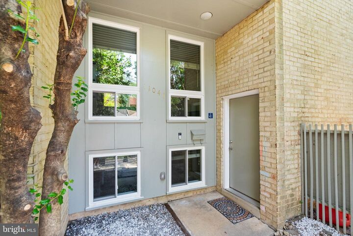 Property Photo: 11041 Saffold Way VA 20190