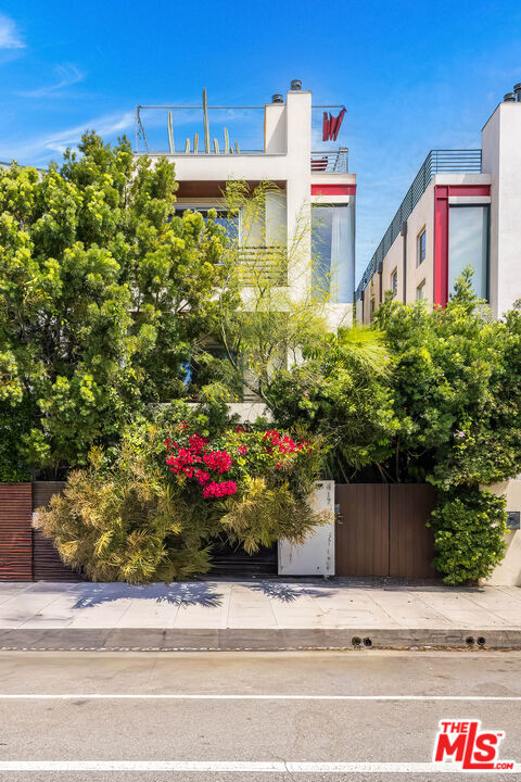 Property Photo:  417 Venice Way  CA 90291 