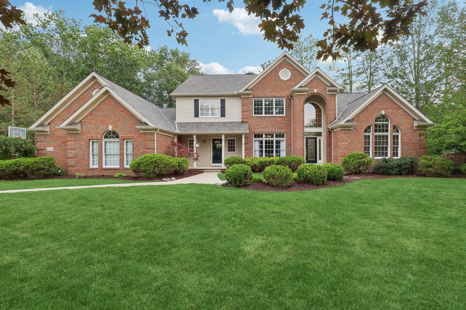 Property Photo: 37540 Delamere Court OH 44139