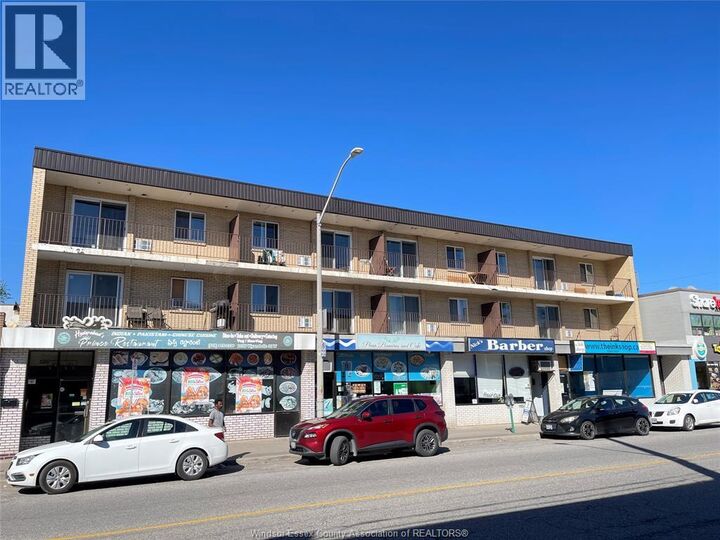 Property Photo:  2136 Wyandotte Street West 32  ON N9B 1J9 