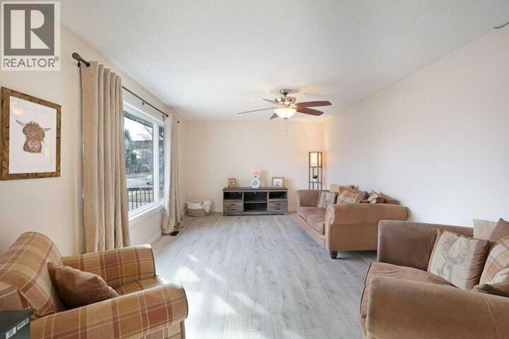 Property Photo:  534 Iris Street  AB T0J 2W0 