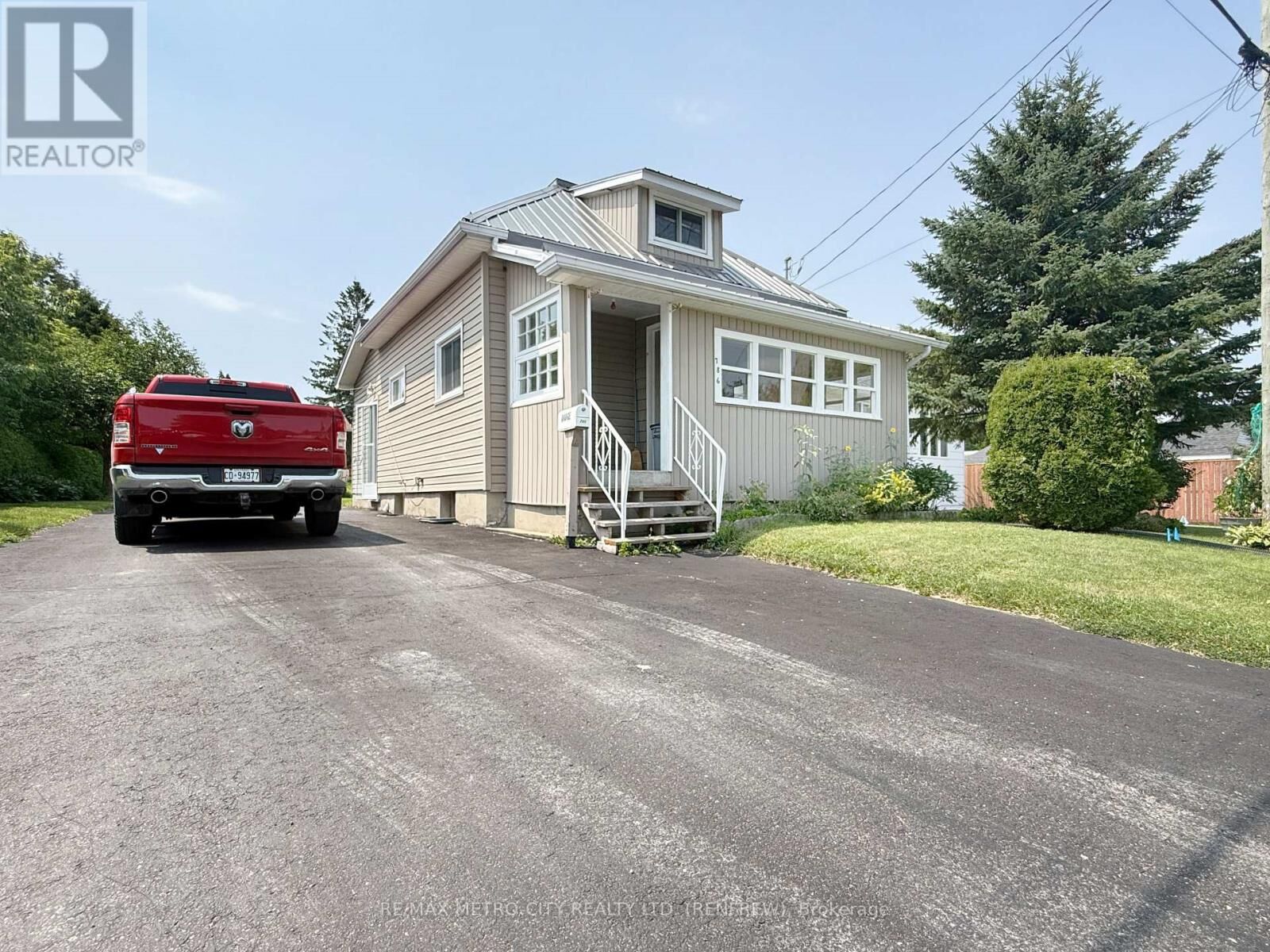 Property Photo:  786 Seventh Street  ON K7V 1B7 