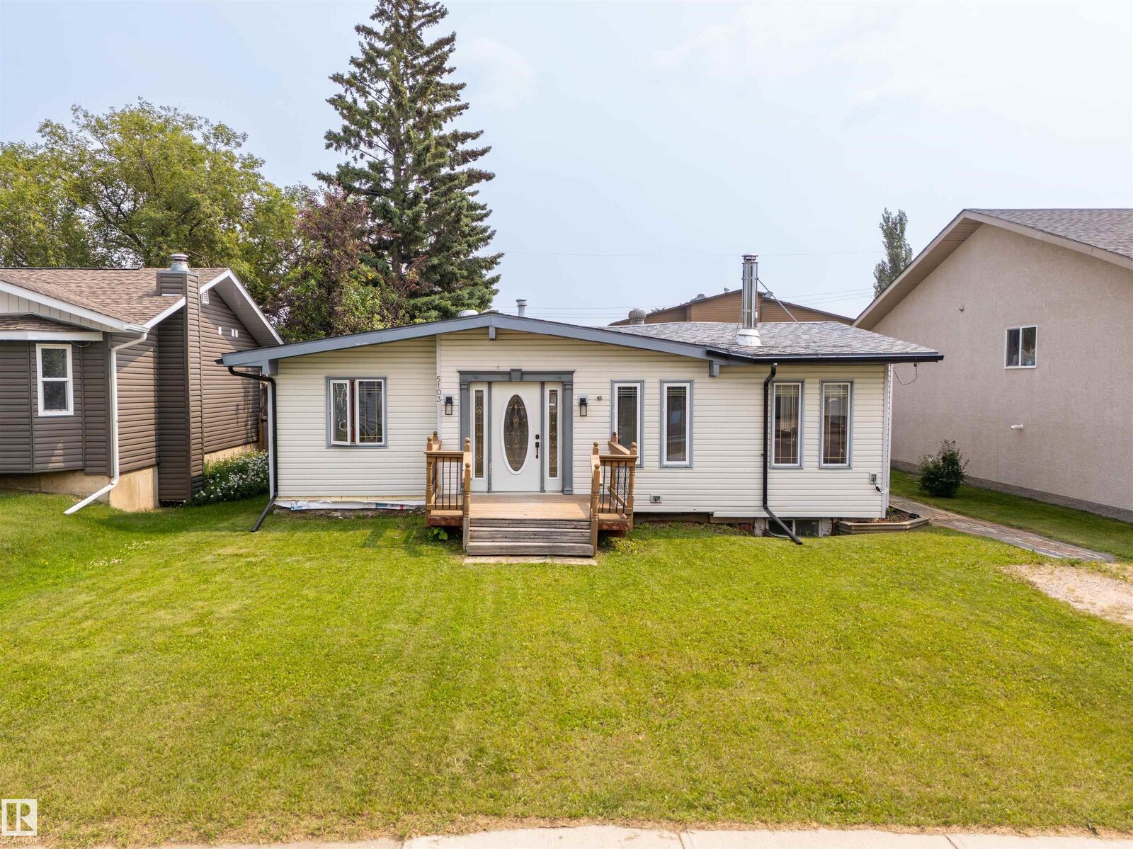 Property Photo:  5103 50 Street  AB T9M 1X2 
