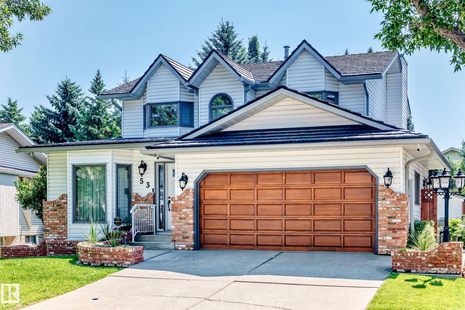 Property Photo: 53 Coachman Way AB T8H 1B8