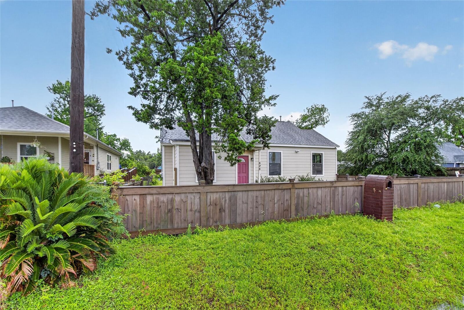 Property Photo:  428 Van Molan Street  TX 77022 