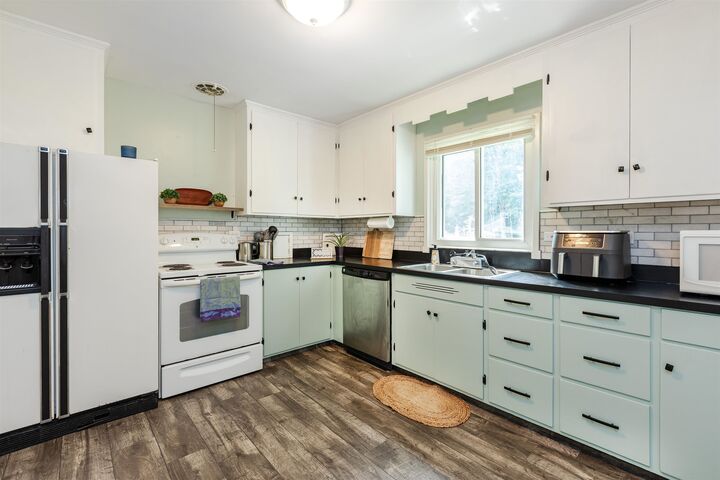 Property Photo:  1817 W Sugnet  MI 48640 