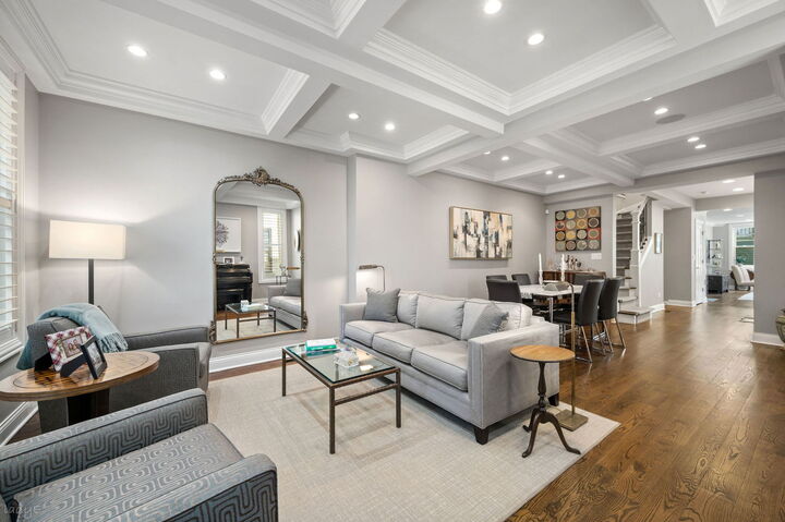 Property Photo: 313 W Concord Place IL 60614