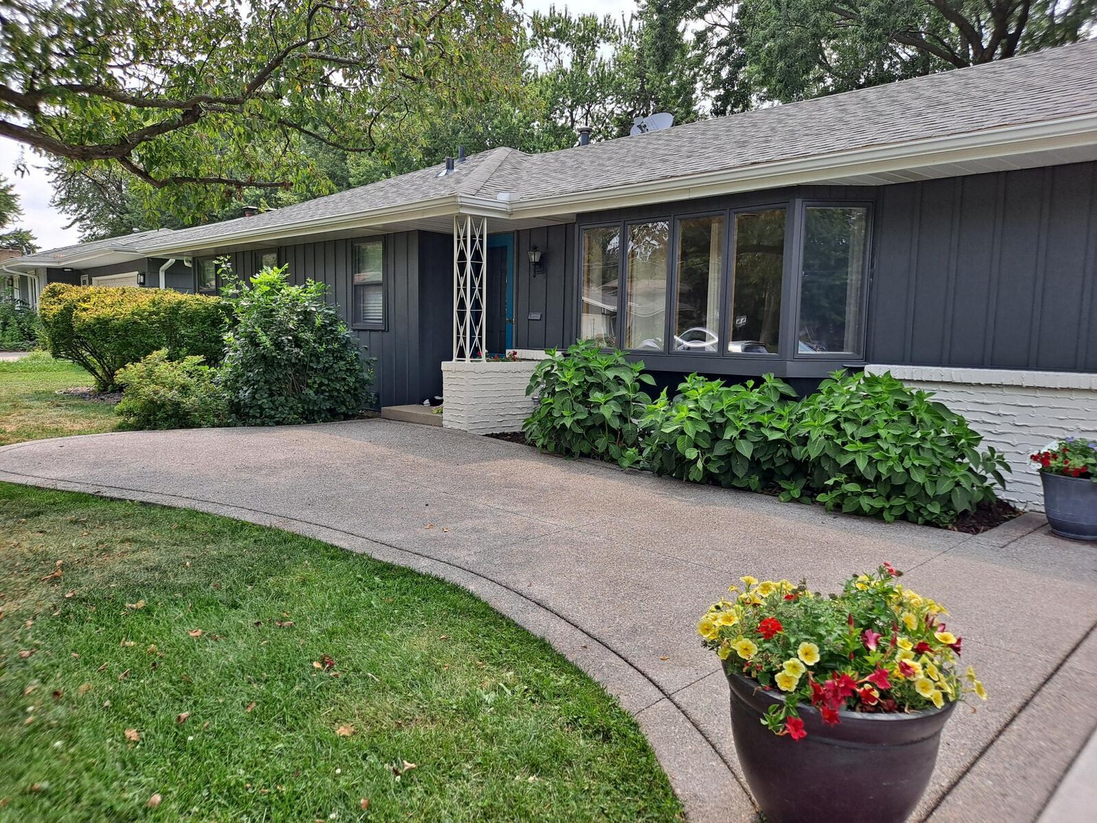 Property Photo: 1487 Lincoln Terrace MN 55421