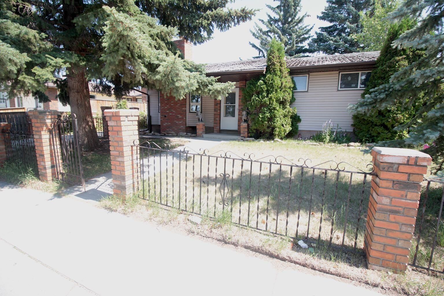 Property Photo:  3320 60 Street NE  AB T1Y 3S9 
