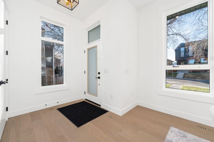 Property Photo:  1444 43 Street SW  AB T3C 2A2 
